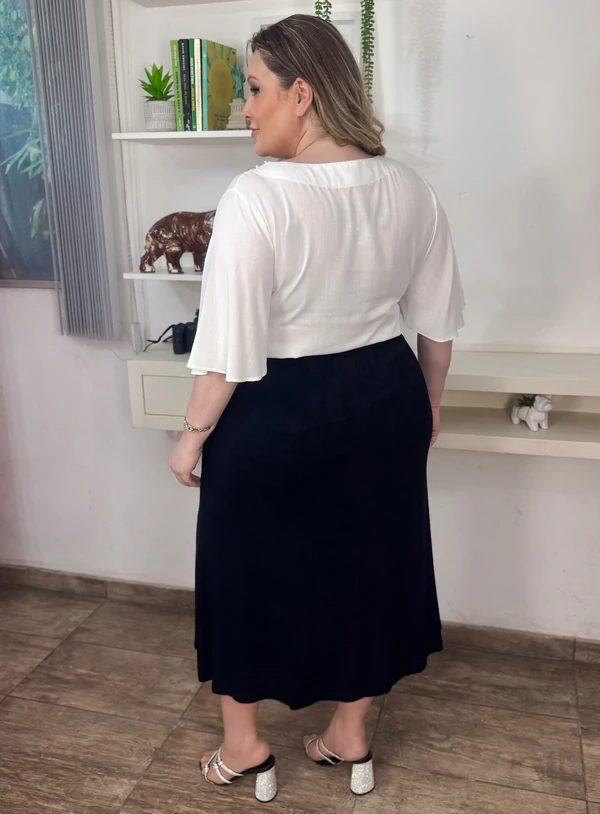 Blusa Branca Plus Size com Bordados no Decote