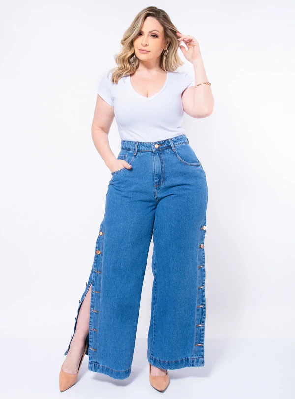 Calça Jeans Plus Size Wide Leg Botões Laterais