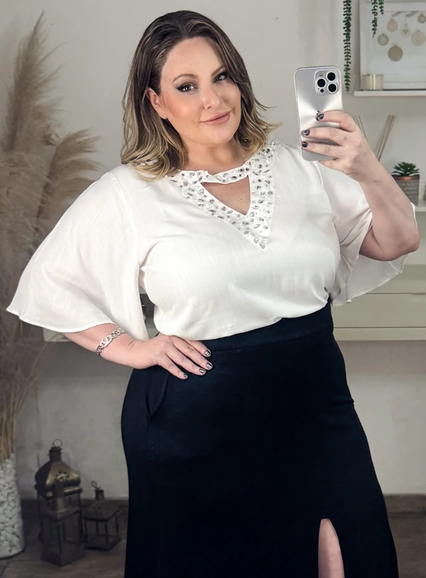 Blusa Branca Plus Size com Bordados no Decote