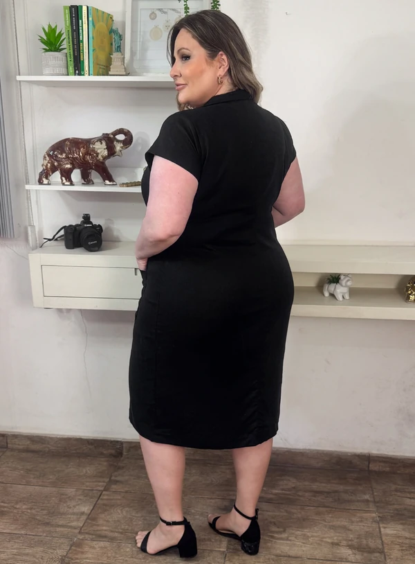 Vestido Camiseta Plus Size com Botões e Bolsos Frontais em Viscolinho