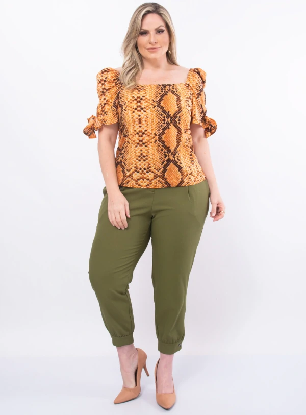 Blusa Plus Size Animal Print com Laço na Manga