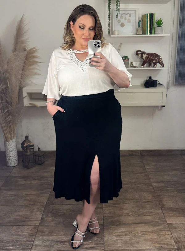 Blusa Branca Plus Size com Bordados no Decote