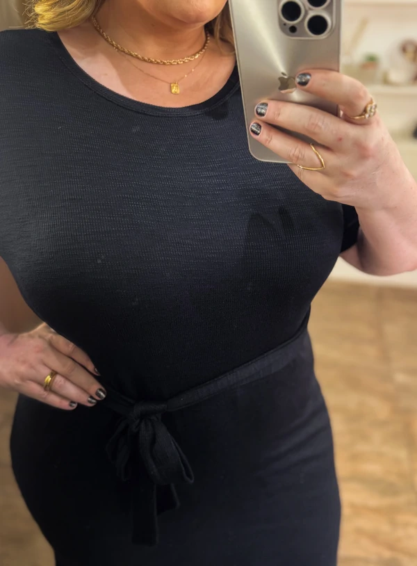 Vestido Canelado Plus Size com Cinto e Fenda