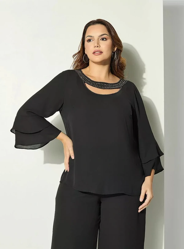 Blusa Plus Size em Crepe com decote Vazado e Bordado