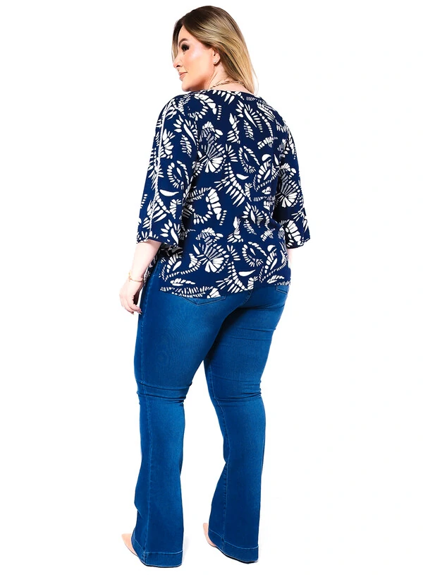 Blusa Plus Size Folhagens em Viscose Detalhe em Renda