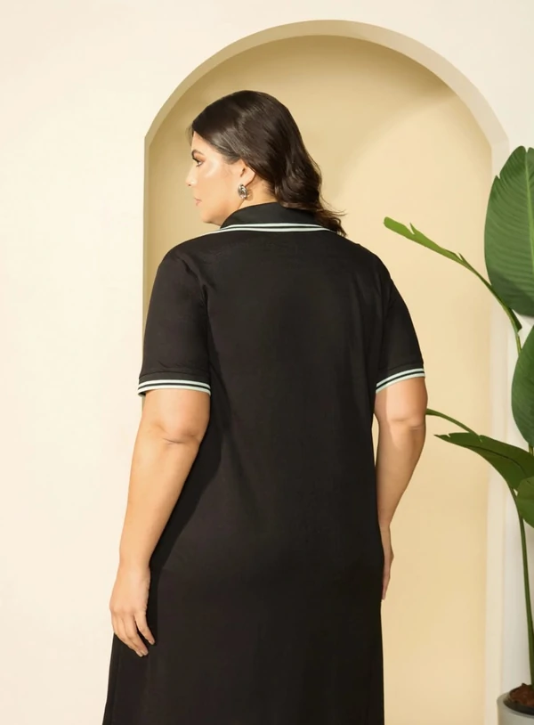 Vestido em Viscose Plus Size com Gola Polo e Bolso