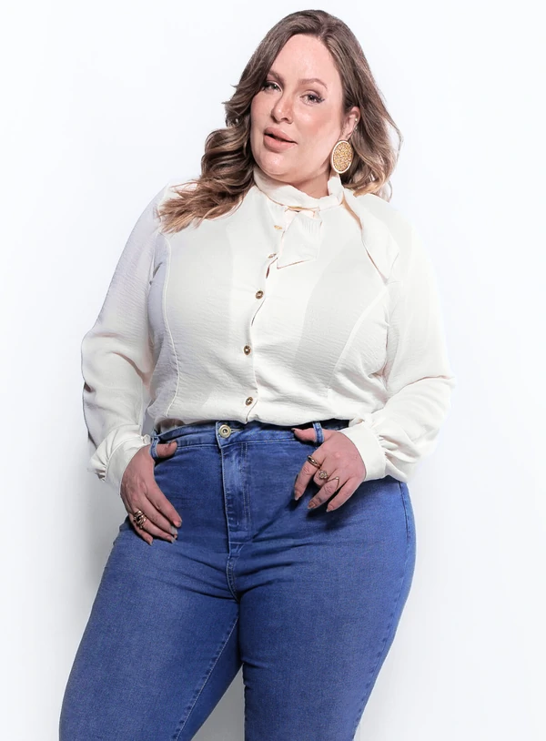 Camisa Plus Size com Gola de Laço em Crepe
