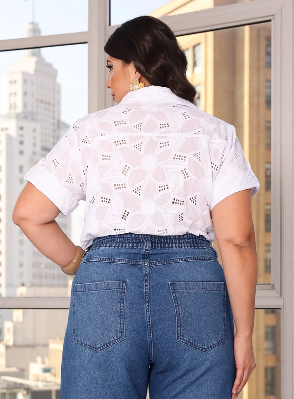 Camisa Plus Size Manga Curta em Renda