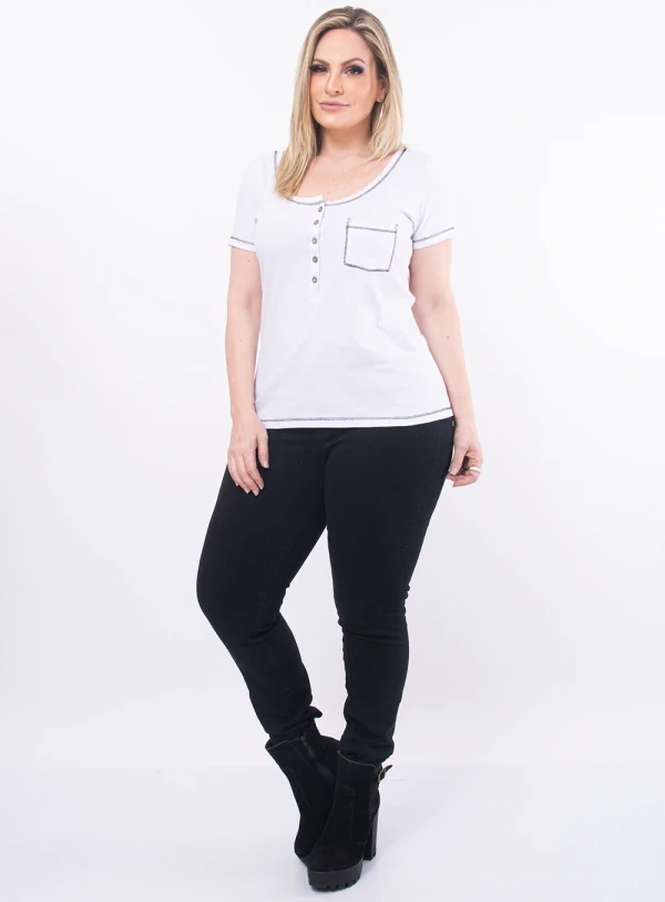 T-Shirt Plus Size Branca com Botões