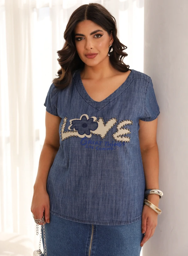 Blusa Plus Size Love Manga Curta com Aplicações