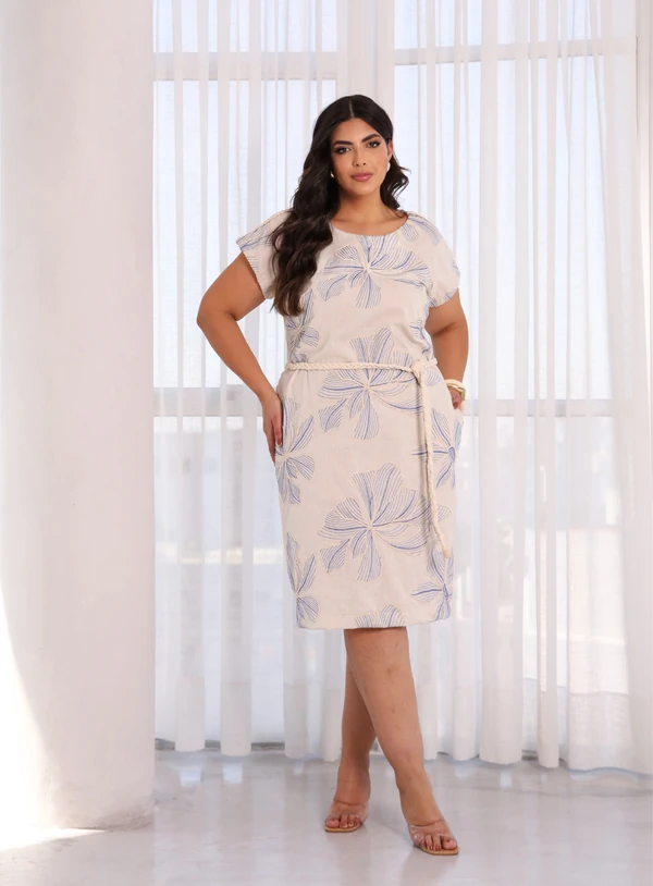 Vestido Bordado Camiseta Plus Size com Bolso e Faixa de Linho