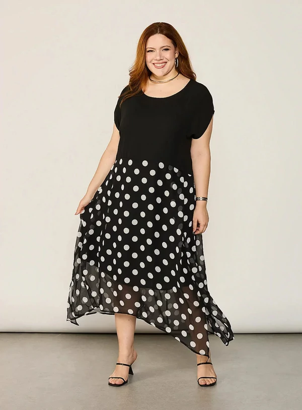 Vestido em Chiffon Poá Plus Size com forro