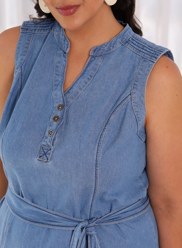 Vestido Jeans Regata Plus Size com Cinto e Detalhe Costas