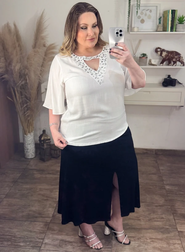Blusa Branca Plus Size com Bordados no Decote