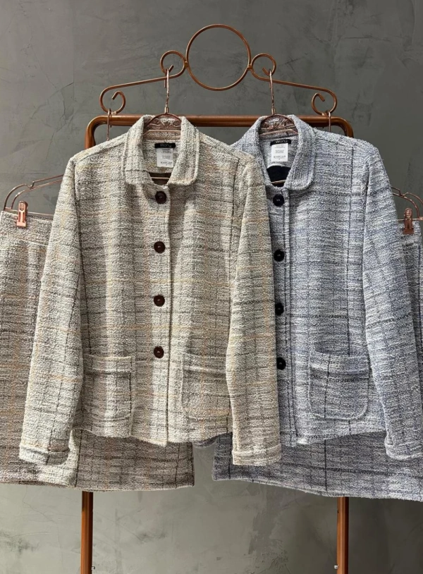 Conjunto Plus Size Casaco e Saia em Malha Tweed com Fios de Lurex e Elastano