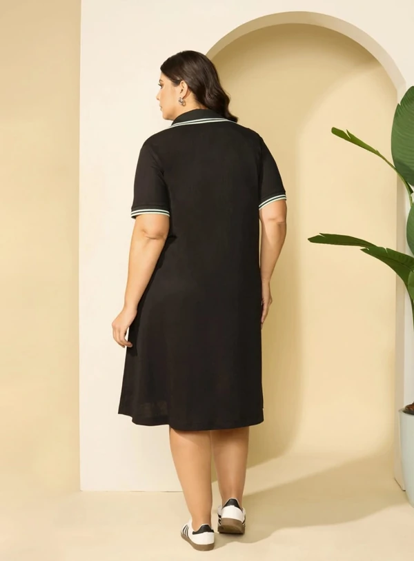 Vestido em Viscose Plus Size com Gola Polo e Bolso