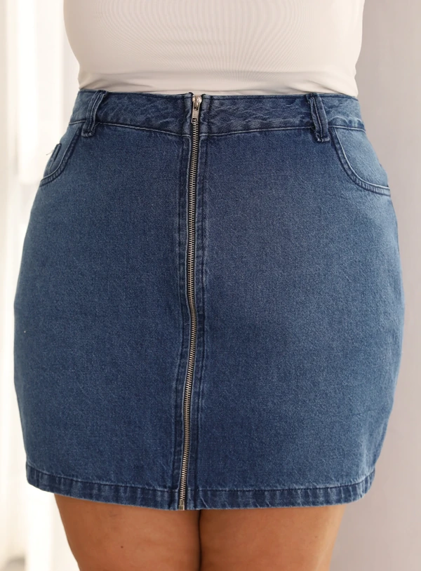 Short Saia Jeans Plus Size Zíper Frontal com Elástico nas Costas