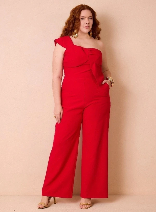 Macacão vermelho plus size um ombro só com recortes em laço