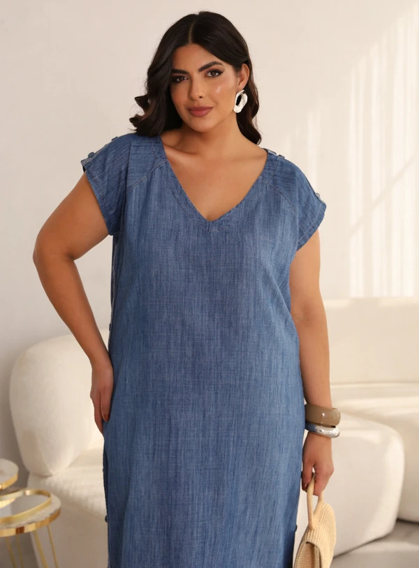 Vestido Camiseta Jeans Plus Size Decote V com Aplicações na Lateral