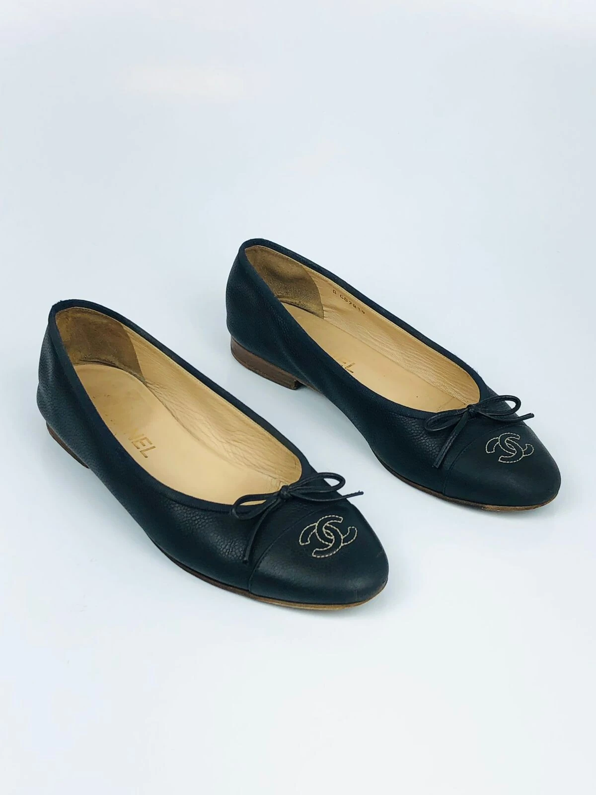 FotoSapatilha Chanel Matelassê CC Caviar Preta