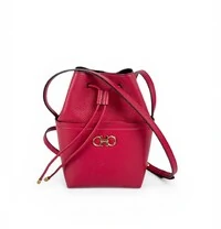 Bolsa Ferragamo Mini Bucket Vermelha