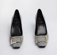 Sapato Roger Vivier Verniz Cinza Claro