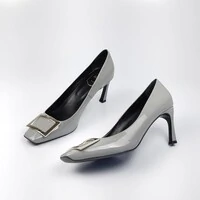 Sapato Roger Vivier Verniz Cinza Claro