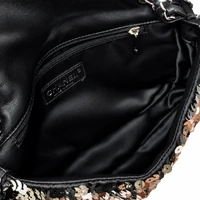 Bolsa Chanel Flap em Paetê Prata com Preto