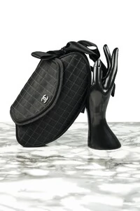 Clutch Chanel em Cetim Preta