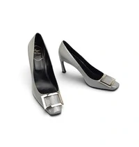 Sapato Roger Vivier Verniz Cinza Claro