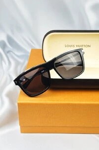 Óculos Louis Vuitton Preto Com Detalhes em Prata e Preto
