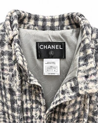 Casaco Chanel Camélia em Tweed Xadrez Cinza e Branco
