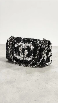 Bolsa Chanel Flap em Paetê Prata com Preto