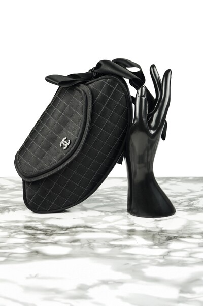 FotoClutch Chanel em Cetim Preta
