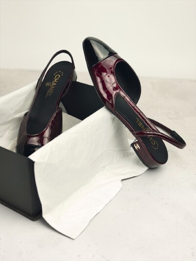 Foto Chanel Crocodile Embossed Patent Leather Cap-Toe Slingback