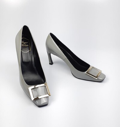 FotoSapato Roger Vivier Verniz Cinza Claro