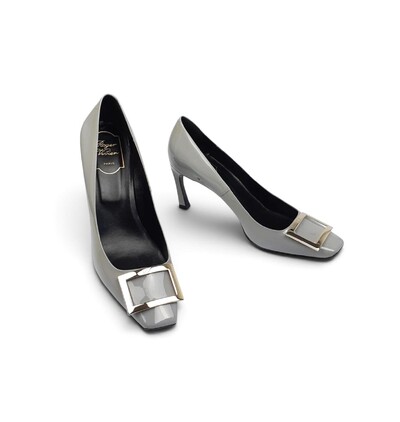 Foto Sapato Roger Vivier Verniz Cinza Claro
