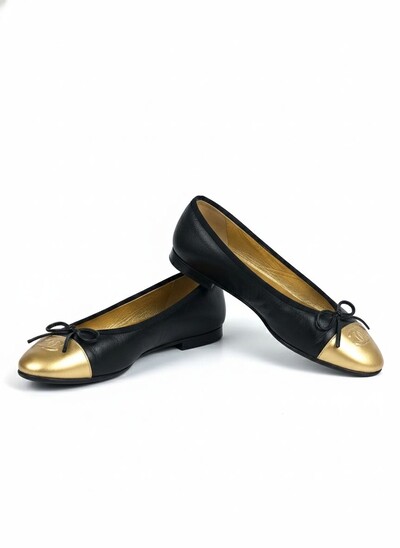 Foto Sapatilha Chanel Ballerina CC Preta Com Ponta Dourada