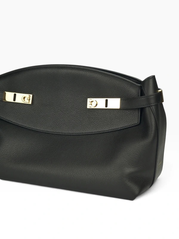 Bolsa Ferragamo Hug Soft Crossbody Preta