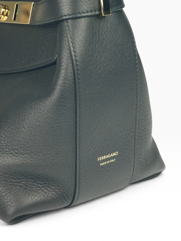Bolsa Ferragamo Hug Soft Crossbody Preta