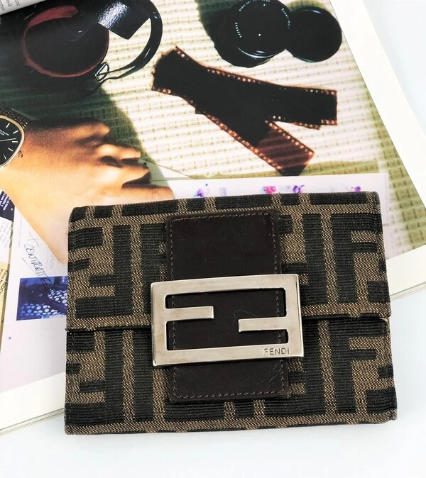 Carteira Fendi Zucca Monogra Marrom