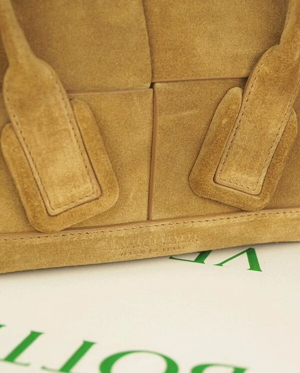 Bolsa Bottega Veneta Mini Arco Camurça Bege