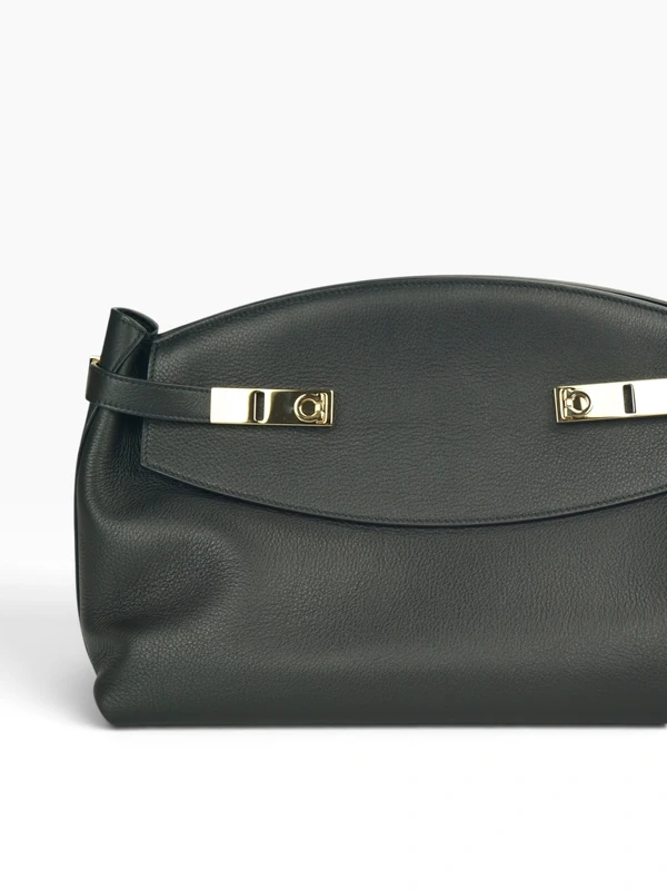 Bolsa Ferragamo Hug Soft Crossbody Preta