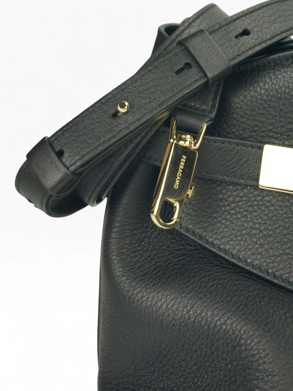 Bolsa Ferragamo Hug Soft Crossbody Preta