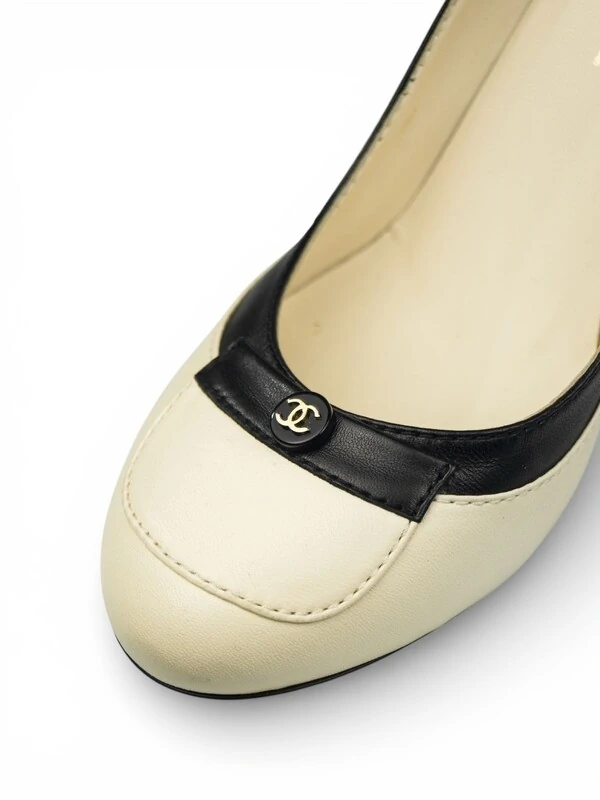 Sapato Chanel Beige & Black Pumps