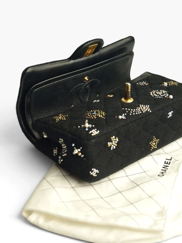 Bolsa Chanel Classic Medium Embellished Double Flap Preta