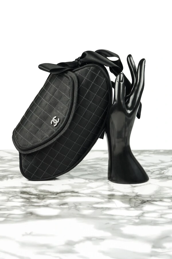 Clutch Chanel em Cetim Preta
