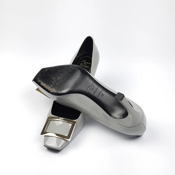 Sapato Roger Vivier Verniz Cinza Claro