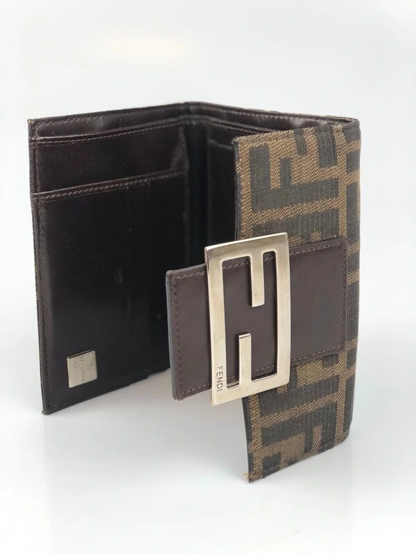 Carteira Fendi Zucca Monogra Marrom