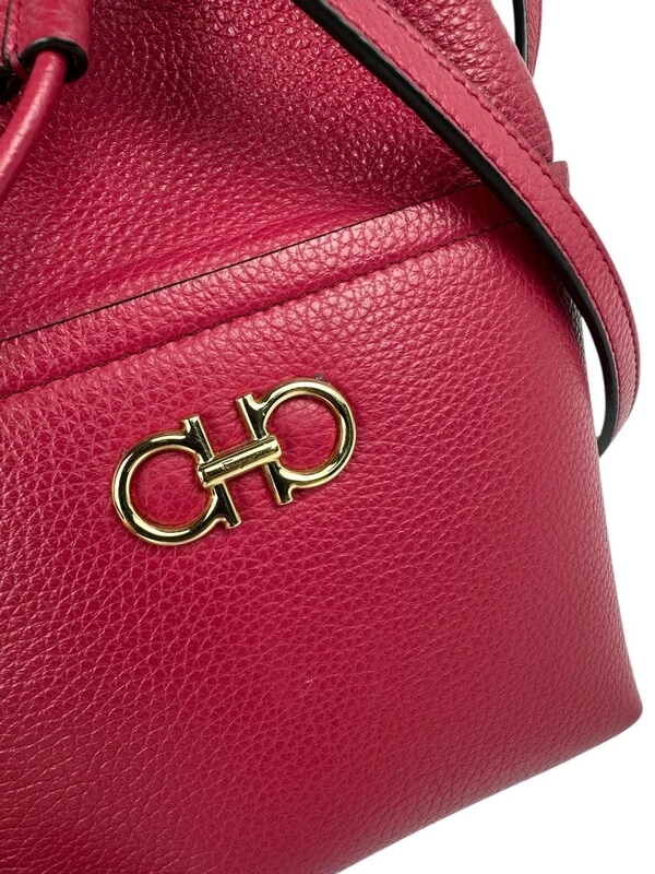 Bolsa Ferragamo Mini Bucket Vermelha